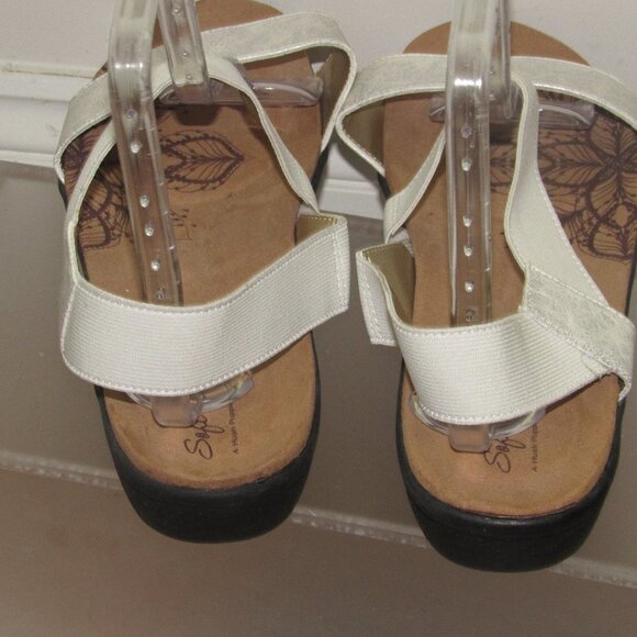 SOFT STYLE (Hush Puppies) White Sandals Size 11 - Picture 3 of 4